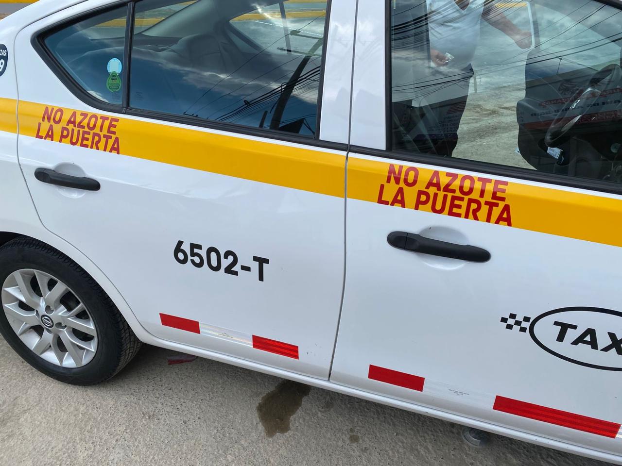 Taxi blanco con rotulación especial por Imagen Digital